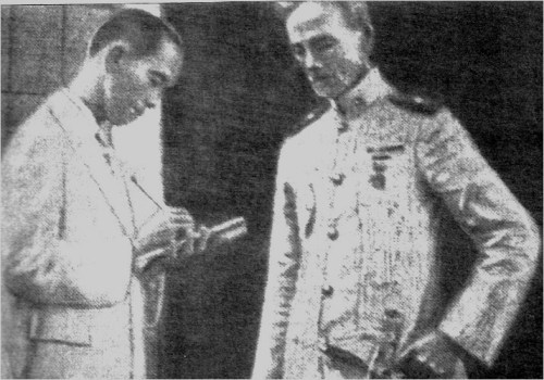 Si Antonio Abad habang kinakapanayam si Pedro Janolino ukol sa pagkamatay ni Heneral Antonio Luna.  Mula kay Dr. Vic Torres.