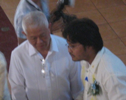 Si Xiao Chua kasama ang Primer Ministro Cesar E.A. Virata nang si Xiao ay mailuklok sa Pi Gamma Mu International Honor Society (Social Science), University of the Philippines, Bahay ng Alumni, Diliman, Lungsod Quezon, March 2, 2009.  Kuha ni Ivana Adrienne Noelle Doria Guevara.