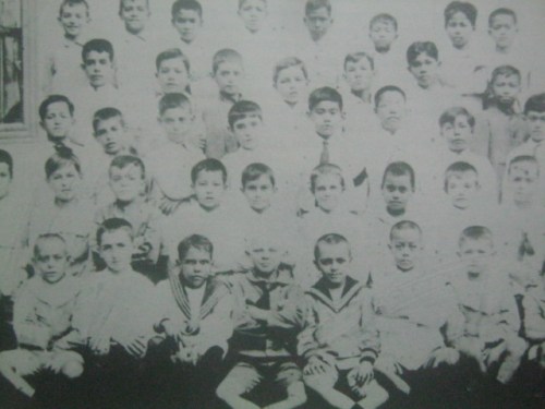 Larawan ng isang Lasalyanong klase sa Nozaleda. Mula sa Koleksyon ni Antonio Deblois mula sa La Salle: 1911-1986.