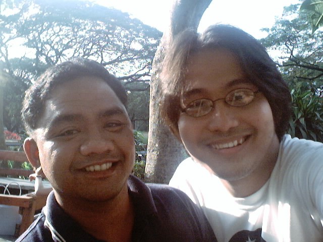 Si Xiao Chua at Dr. Lars Raymund Ubaldo sa tamabayan ng kanilang organisasyon UP Lipunang Pangkasaysayan sa UP Diliman, January 10, 2005. Kapwa sila ngayon nagtuturo sa De La Salle University. Mula sa Sinupan ng Aklatang Xiao Chua.