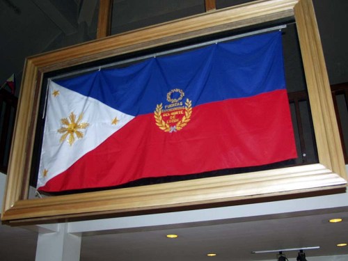 Ang replica na ginawa ni Dekana Lydia Arribas ng Unibersidad ng Pilipinas, nakaharap ang inskripsyon na Fuerzas-Expedicionarias-del-Norte-de-Luzon