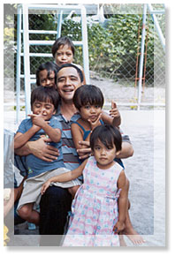 Religio, Mores, Cultura (Faith, Service and Communion): ang isinasabuhay ng mga brothers at ng kanilang pamantasan. Isang brother ang nakikisalamuha sa mga maralitang kabataan.