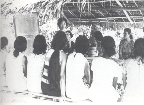 ISang guro ng komunikasyon ang nagtuturo sa pamayanan.  Mula sa University of the Philippines:  A University for Filipinos.