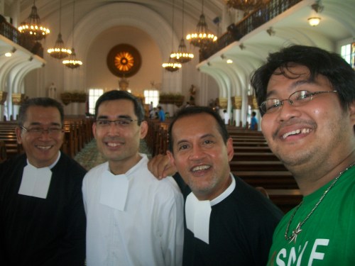 Si Xiao Chua kasama sina Dating Pangulo ng Pamantasang De La Salle Brother Narciso Erguiza, Jr. FSC, Pangulong Brother Ricardo Laguda, FSC, at Pangulo ng De La Salle Zobel Brother Bernard Oca, FSC noong Sentenaryo ng De La Salle sa Pilipinas, June 16, 2011 sa kapilyang pinag-alayan ng dugo ng mga martir. Mula sa Sinupan ng Aklatang Xiao Chua.