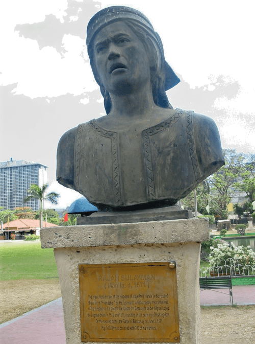 Ang busto para kay Rajah Soliman sa Luneta na nagpapakita sa bakal na siya ang bayaning namatay sa Labanan sa Bangkusay.