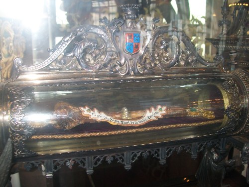 Ang malaking piraso ng buto ni St. La Salle ay mapipintuho sa Kapilya ng Banal na Sakramento sa DLSU Manila. Kuha ni Xiao Chua.