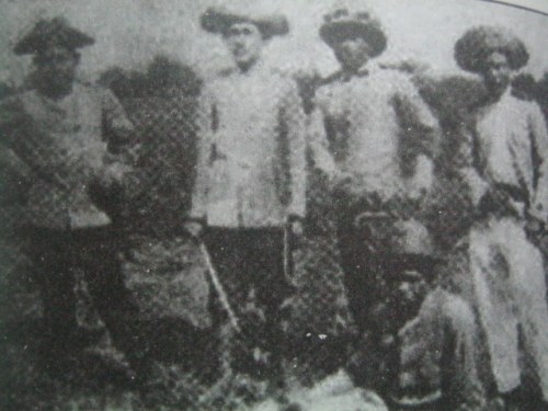 Pinaniniwalaang ang rebolusyunaryong may espada ay si Teodorico Luna.  Mula kay Luis Tecson.