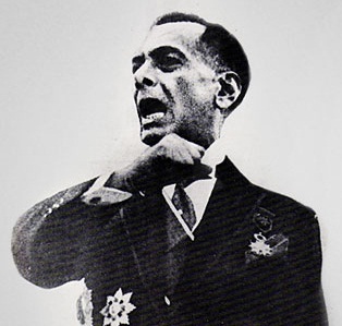 Si Pangulong Manuel Luis Quezon sa kanyang talumpating pampasinaya bilang Unang Pangulo ng Komonwelt ng Pilipinas, November 15, 1935 sa lumang gusali ng Kongreso sa Maynila. Ito ang pinagbatayan ng sikat niyang monumento.