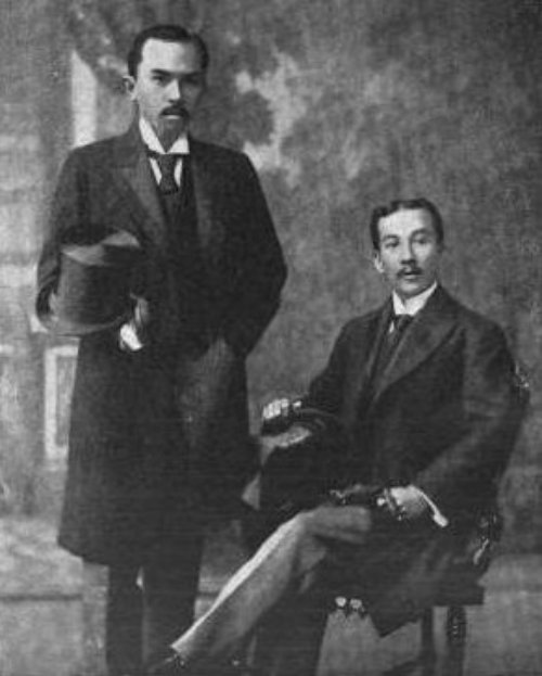 Si Jose "Sixto" Lopez (Kaliwa) at Felipe Agoncillo, mga embahador ng Pilipinas sa Estdos Unidos, 1898.  Mula kay Arnaldo Dumindin.