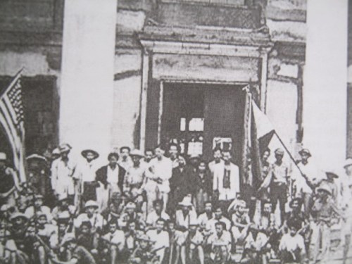 Ang pagpapalaya ng San Fernando, Pampanga mula sa Hapones ng mga Pilipinong gerilyang Huk bago pa dumating sina MacArthur, 1945.  Mula sa JDN Center for Kapampangan Studies ng Holy Angel University.
