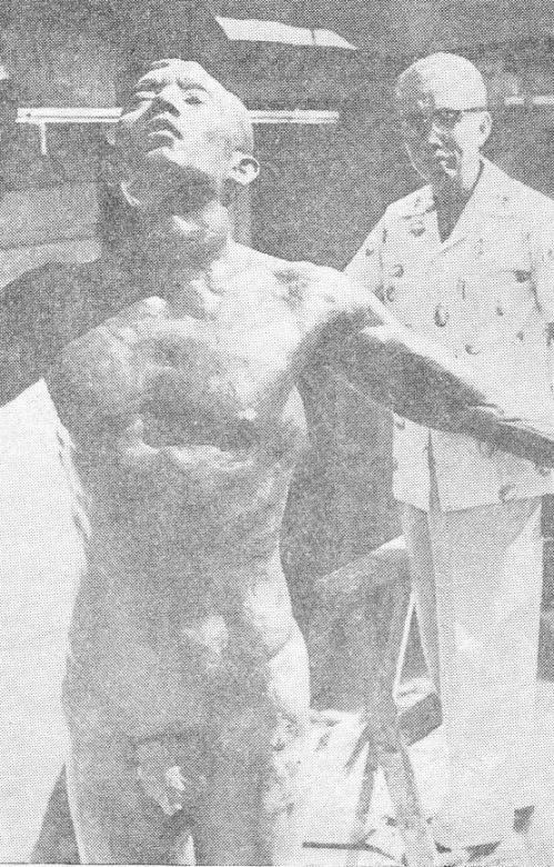 Si Guillermo Tolentino at ang kanyang obra maestrang Oblation.  Mula sa UP Departamento ng Kasaysayan.