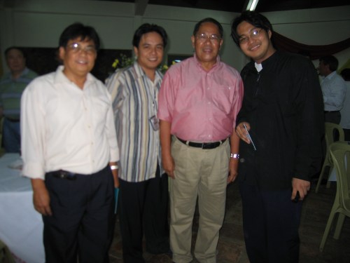 Si Senador Edgardo Angara, pinapagitnaan ni G. Ronnie Amuyot at ni Xiao Chua, Baler, Aurora, June 29, 2005.