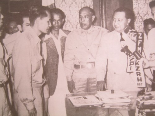 Ang pagbabalik-loob ni Ka Luis Taruc sa pamahalaan kay Pangulong Elpidio Quirino sa mismong palasyo ng Malacanang.  Mula sa JDN Center for Kapampangan Studies ng Holy Angel University.