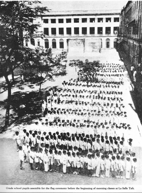 Ang mga estudyanteng lalaki ng DLSC ay nagtipon-tipon para sa flag ceremony. Mula sa La Salle: 1911-1986.