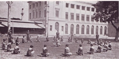 Isang brother ang nangunguna sa Boy Scout Drill ng mga Lasalyano. Mula sa Koleksyon ni Ernie Martinez, ang bata sa kalagitnaan ng bilog.