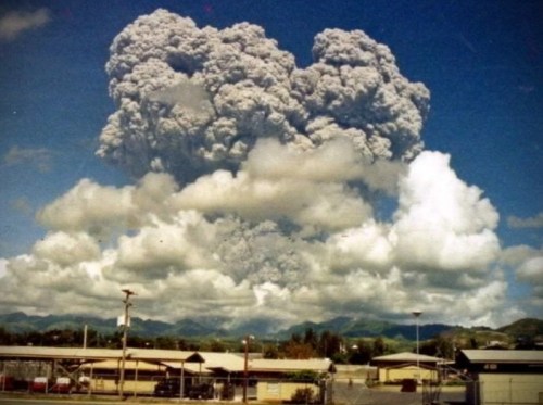 Mula sa Clarkfield, ang pagsabog ng Pinatubo ang siyang sa wakas ay nagpaalis sa mga base militar ng Amerika sa Pilipinas.  Mula sa Juan D. Nepomuceno Center for Kapampangan Studies ng Holy Angel University.
