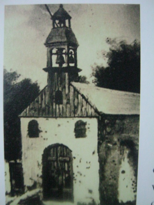 Isang paglalarawan ng Simbahan ng San Luis Obispo de Tolosa sa Baler sa panahon ng mga kaganapan noong 1898-1899.  Mula sa Pacto de Sangre.