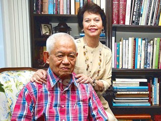 Si Cesar Virata kasama ang asawang si Joy.  Mula sa The Philippine Star.