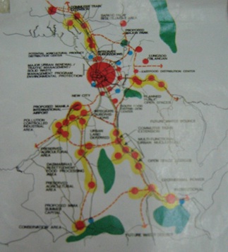 Mapa na nagpapakita ng planong pinalaking Metropolitan Manila na nakaharap kapwa sa Dagat Kanlurang Pilipinas (Look ng Maynila) at Karagatang Pasipiko (Infanta-Real, Quezon). Mula sa Metropolitan Manila Development Authority Library).