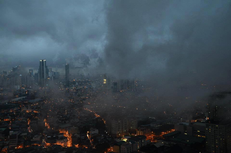 Metro Manila: Gates of Hell o Gotham City? Kuha ni Louie Oviedo noong mga pag-ulan ng "Habagat," August 8, 2012 mula sa fb ng UP Socius.