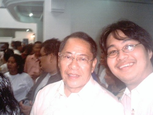 Si Xiao Chua kasama si Senador Edgardo J. Angara sa Museo de Baler, June 30, 2005.  Mula sa Sinupan ng Aklatang Xiao Chua.