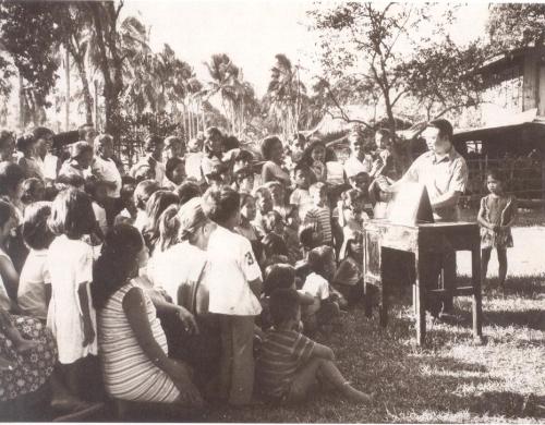 Si Dr. Juan Flavier (naging pamosong Kalihim ng Kalusugan at Senador), bilang doktor ng mga baryo.  Mula sa University of the Philippines:  A University for Filipinos.