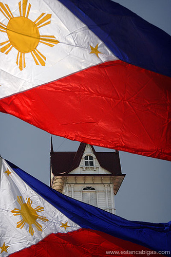 Ang blue ng kasalukuyang watawat ay Royal Blue na!  Mula sa Dambanang Aguinaldo.