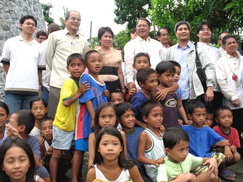 Si Xiao Chua (dulong kanan) kasama sina Prop. Raymund Arthur G. Abejo, Dr. Jaime B. Veneracion, Governor Bellaflor Angara, Senator Edgardo Angara, Dr. Regino Paular at Dr. Ferdinand Llanes. kasama ang ang Batang Baler sa Moro Watchtower, June 30, 2006.  Mula sa Batang Baler.