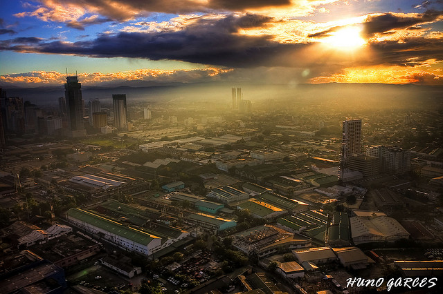 Solid na Manila shot na tila nagpapapala ang Panginoon.