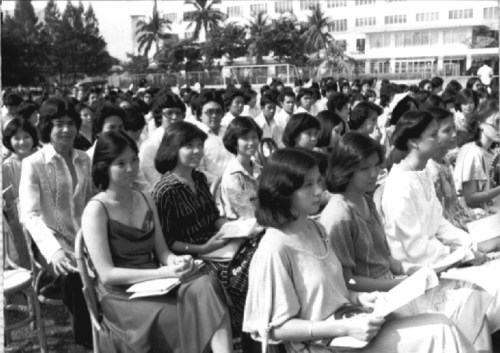 Graduation sa DLSU na may mga kasama nang mga babae.