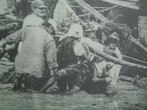 Ang mga taga-Bacolor habang nakakapit sa mga linya ng kuryente at pinipilit na makaligtas at hindi maanod sa lahar na rumagasa sa bayan noong October 1, 1995, apat na taon matapos na sumabog ang Pinatubo.  Marami ang nabaon ng buhay sa araw na iyon.  Mula sa Today.