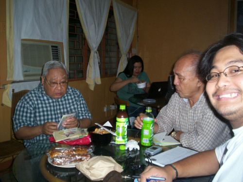 Xiao Chua kasama sina Dr. Prospero Covar at Dr. Zeus A. Salazar, February 13, 2008, Faculty Lounge, Facultu Center, Bulwagang Rizal, UP Diliman. Mula sa Sinupan ng Aklatang Xiao Chua.