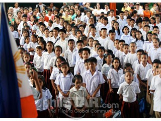 Nagpupugay tayong lahat sa iisang bandila. Mula sa Philippine Star.