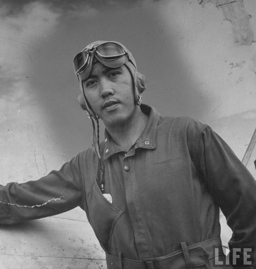 Bayani ng digmaan Jesus Villamor, sa kanya ipinangalan ang Villamor Air Base, ang punong himpilan ng Philippine Air Force. Mula sa LIFE.