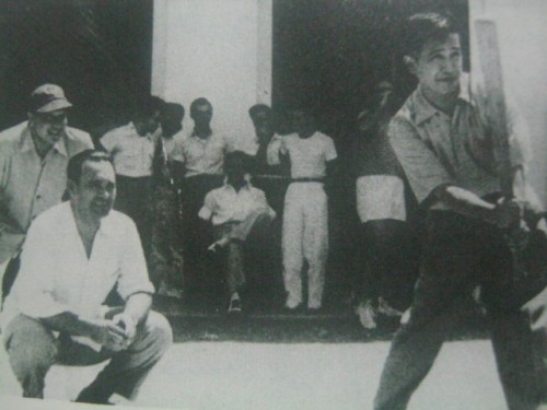 Ang naging grand old man of Philippine politics na si Lorenzo Tanada, na ipinaglaban tayo noong Panahon ni Marcos, bilang estudyante ng La Salle na hawak ang batuta at naglalaro ng baseball. Mula sa La Salle: 1911-1986.