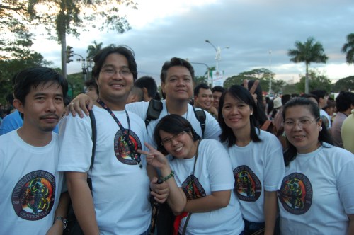 UP ANG GALING MO: Si Xiao Chua kasama ang mga dakilang makata na sina Joey Baquiran at Vim Nadera at mga kasama sa UP Sentro ng Malikhaing Pagsulat noong araw ng pagdiriwang ng ika-100 taon ng UP, June 18, 2008, kakapatalsik ko lang sa UP bilang guro noon. Mula sa Koleksyong Vim Nadera.