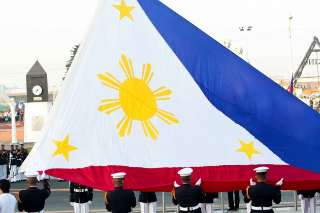 Para matigil ang away kung sky blue o navy blue ang tunay na kulay ng blue, ginawa na lamang royal blue ito noong 1998 Philippine Centennial. Kaloka. Pagtataas ng watawat sa Luneta, mula sa Philippine Daily Inquirer.
