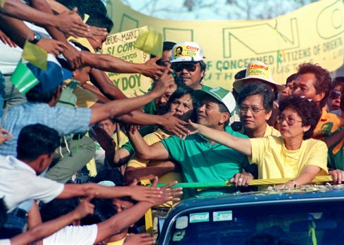Si Doy Laurel, ang bise presidente ng EDSA, habang nangangampanya kasama ang Pangulong Cory Aquino noong 1986 Snap Presidential Elections. Mula sa Washington Post.