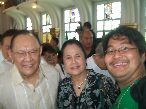 Si Xiao Chua kasama si Danding Cojuangco at kabiyak na si Gretchen Oppen Cojuangco noong Sentenaryo ng La Salle sa Pilipinas, June 16, 2011. Mula sa Sinupan ng Aklatang Xiao Chua.