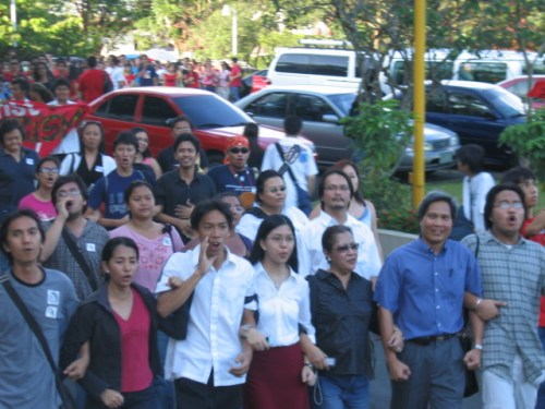 Si Xiao Chua, Ferdie Llanes, Victor Paz, Tet Maceda, Jose Duke Bagulaya, Sarah Raymundo at Arnold Alamon kasama ang libo-libong estudyante at mga guro ng UP na biglaang nagprotesta laban sa Proclamation 1017 State of National Emergency, February 2006.  Kuha ni Ronnie Amuyot.