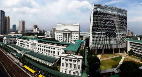 Ang kampus at ang pinakatampok na bagong gusali nito ngayon na binuksan noong January 2013, ang Henry Sy, Sr. Centennial Hall kung saan naroon ang pangasiwaan at ang pinakamodernong aklatan sa Pilipinas. Mula sa fb ng mga La Salle Brothers.
