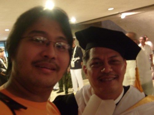 Si Xiao Chua kasama ang Kalihim ng Kagawaran ng Edukasyon Brother Armin Luistro noong pangulo pa lamang siya ng Pamantasang De La Salle, Hunyo 2009. Mula sa Sinupan ng Aklatang Xiao Chua.