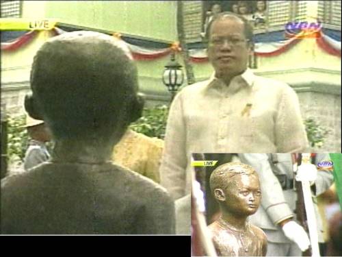 Si Pangulong Benigno Simeon "Noynoy" Aquino, III habang nagbibigay respeto sa monumento ng batang si Jose Protacio "Pepe" Rizal Mercado y Alonso Realonda noong ika-150 kaarawan ni Rizal noong June 19, 2011 sa Calamba, Laguna.