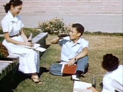 Mga estudyante ng UP noong Dekada 1950s.  Mula sa isang lumang Coca Cola ad.