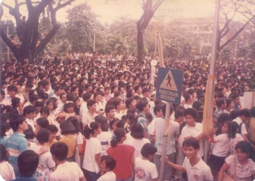 Ang AS Parking Lot noong bumisita si Cory sa UP noong kampanya para sa snap presidential elections 1986.  Mula sa Koleksyong Ricardo Trota Jose.