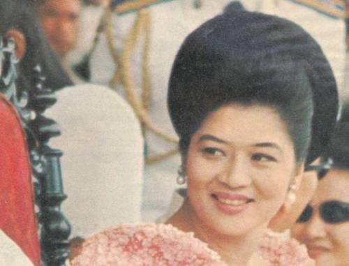 Unang Ginang sa edad na 36, 1966.  Mula sa LIFE Magazine sa Aklatang Xiao Chua.