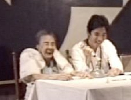 Atang de la Rama kasama si Ambeth Ocampo.  Ikinuwento ni Ka Atang kay Sir Ambeth na nang tumungo siya sa malaking bahay sa Baler, tinanong siya ng gitarista, ano ba ang nais niyang kantahin.  Sagot ni Ka Atang, kahit na anong kaya mong tugtugin.  Ganoon kagaling si Ka Atang, kahit hindi niya alam ang kanta, madali niyang makuha ang himig at madali niyang maimbento ang mga titik.  Pagdating ng panahon siya na mismo ang susulat ng sarili niyang mga sarswela.  Sabi niya kay Sir Ambeth “Marami kang dapat matutunan mula sa iyong Lola Atang.”  Mula sa peysbuk ni Sir Ambeth.