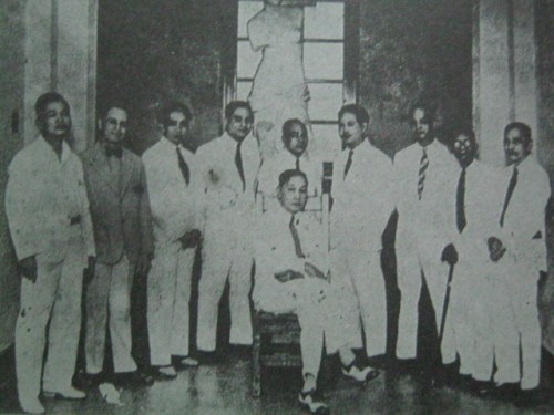 Si Fabian de la Rosa, ang direktor ng UP School of Fine Arts, kasama ang kanyang mga estudyante kasama na sina Guillermo Tolentino (ikatlo mula sa kaliwa) at Fernando Amorsolo (ika-apat). Mula sa Pambansang Aklatan ng Pilipinas.