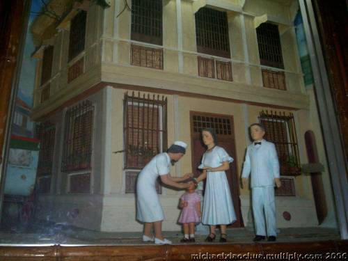 Paglalarawan ng diumano ay pamumuhay ni Imelda noong siya ay bata pa sa Maynila.  Kuha ni Xiao Chua sa Sto. Nino Shrine sa Tacloban, Leyte.