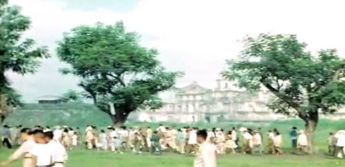 Makikita sa may malapit sa intramuros ang pagdagsa ng tao patungo sa direksyon ng Luneta.  Mula sa newsreel ng FitchettFilm.com.